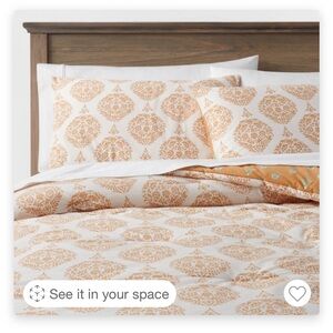 Full Size/Queen Medallion Comforter with Shams